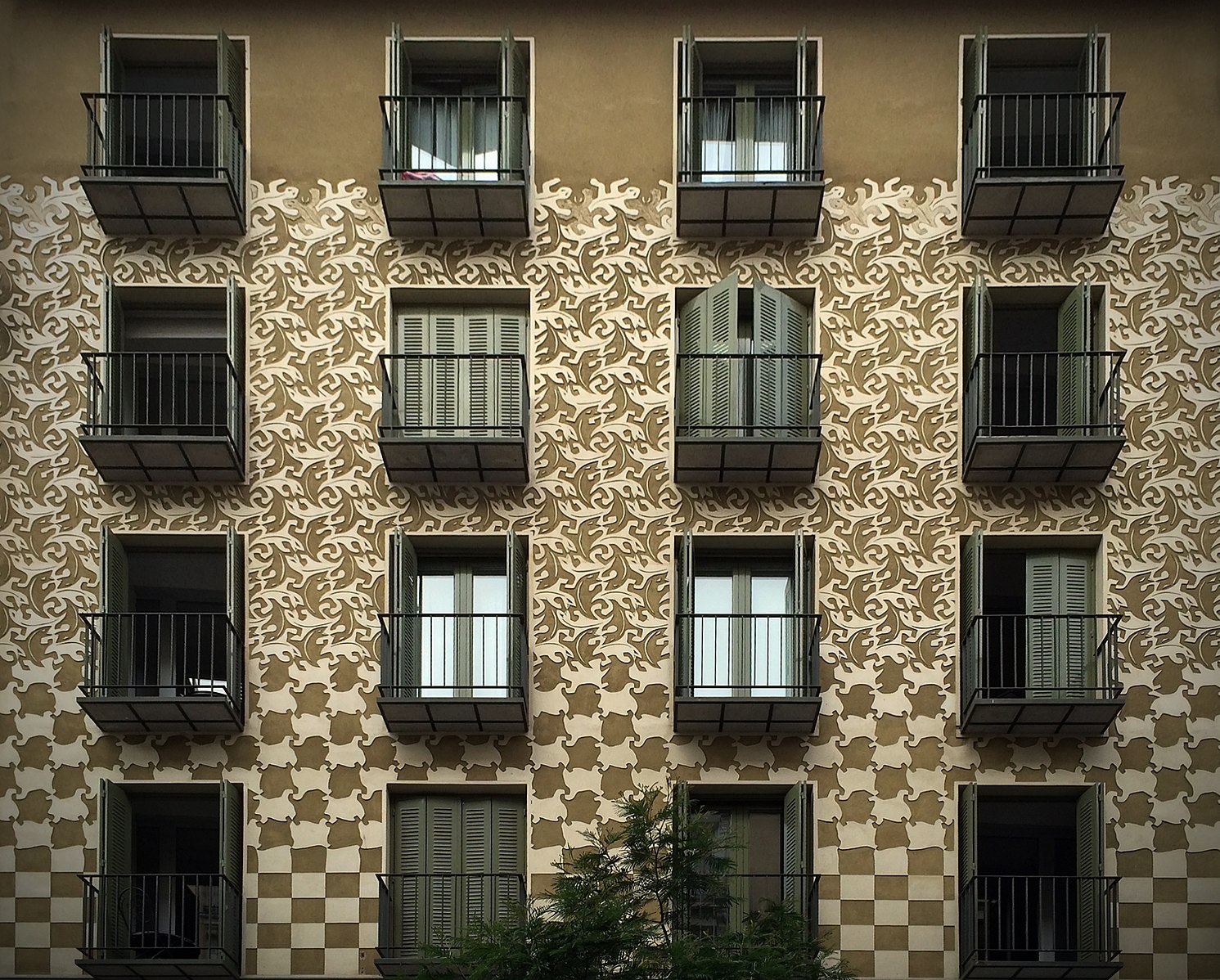 Ávaro Ibáñez, calle Conde de Romanones 14, de Madrid, con sus Reptiles de M.C. Escher.