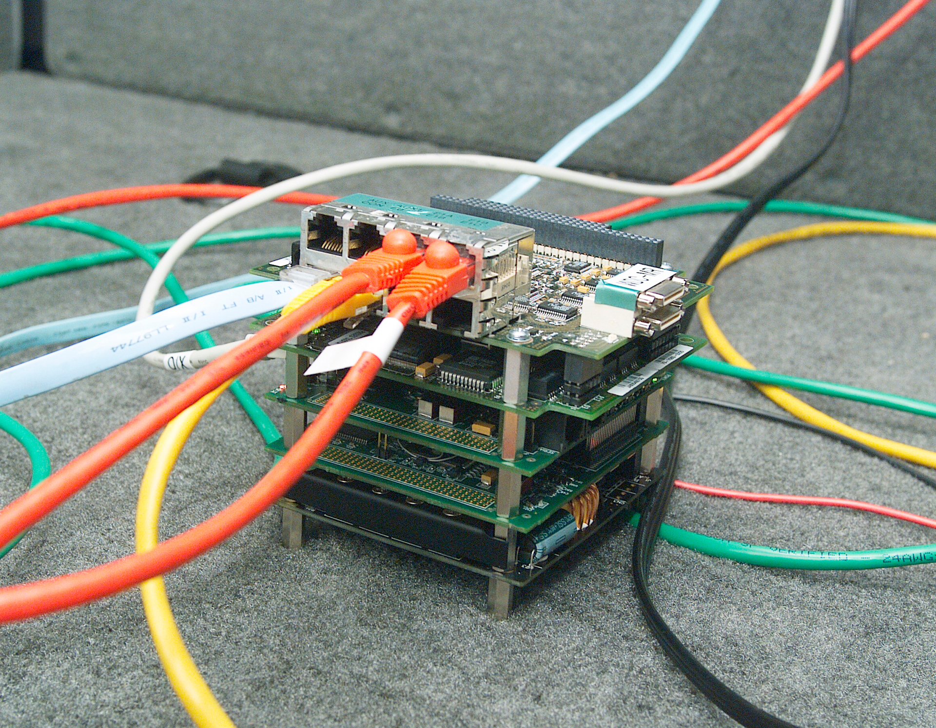 Picture of a module with ethernet connections to illustrate article about 'Coincidim'